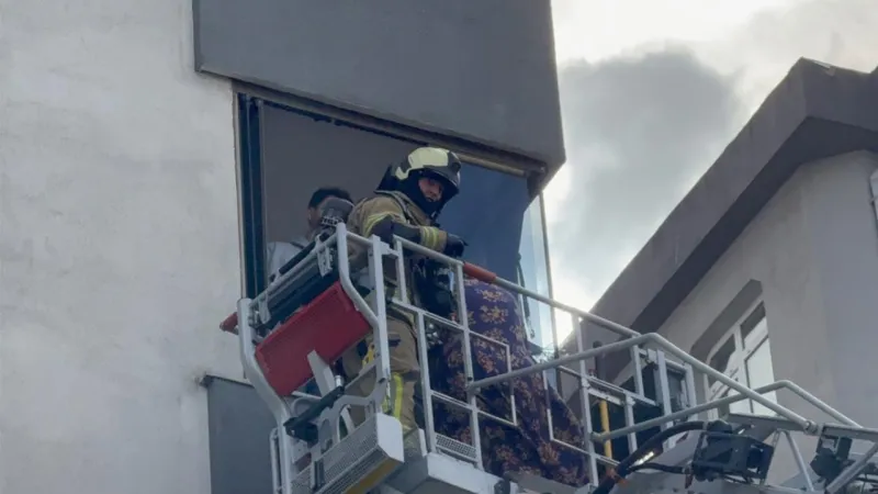Kadıköy'de 8 katlı binada yangın