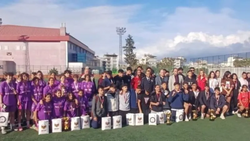 Kadın Futbolculardan Anlamlı Vefa; Kupa Sevgi Alpaydın Ablalarına 