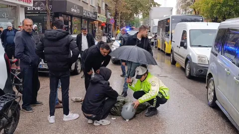 Kadın polis, yaralı ıslanmasın diye başında şemsiyeyle bekledi