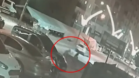Kadının çantasını alıp kaçtı: O anlar kamerada