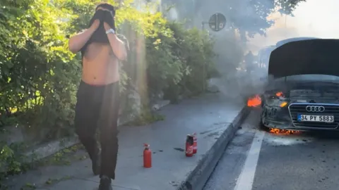 Kağıthane’de otomobil yangınına müdahale için kola şişesiyle koştu