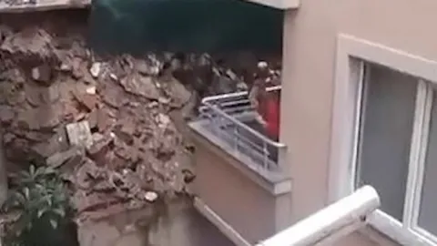 Kağıthane'de sağanağın ardından istinat duvarı çöktü