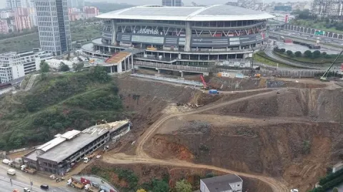 Kağıthane'de selde kayan toprak kaldırılıyor