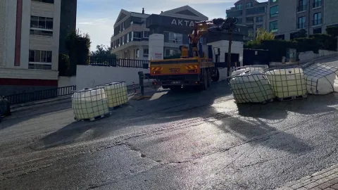 Kamyon kasasından düşen tanklardaki kimyasal madde yola sızdı