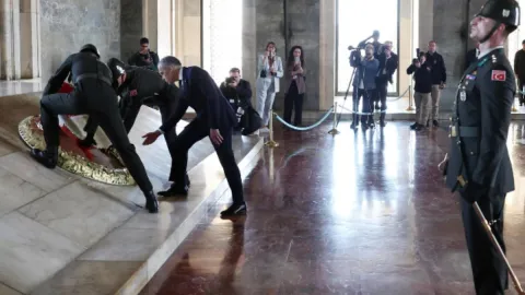 Kanada Başbakanı Türkiye'ye geldiği gibi Anıtkabir'i ziyaret etti