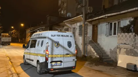 Karabük’te kıskançlık kavgası kanlı bitti: Mutfaktan aldığı iki ekmek bıçağıyla dehşet saçtı!