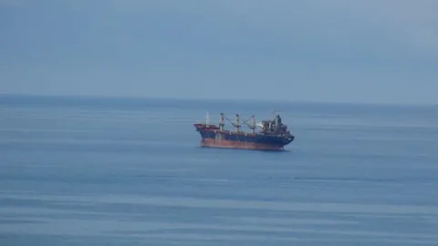Karadeniz'de saldırıya uğrayan gemi Giresun açıklarına sürüklendi