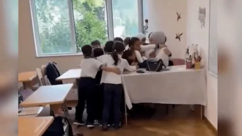 Kardeş ülkede başörtüsü yasağı öğretmenlere uzandı