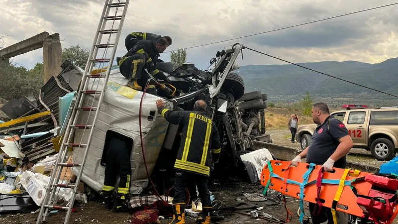 Kargo kamyonu 25 metreden düştü: 2 yaralı