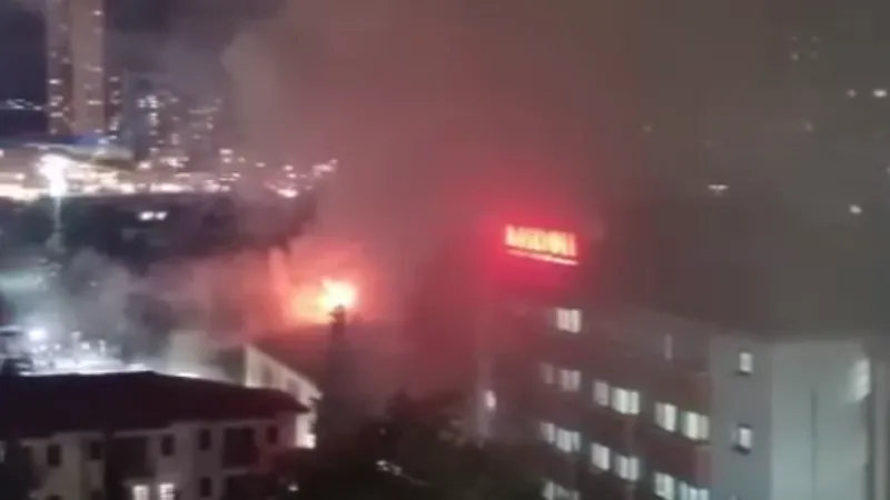 Kartal'da hastanenin çatısındaki yangın söndürüldü. İstanbul Valiliği'nden açıklama