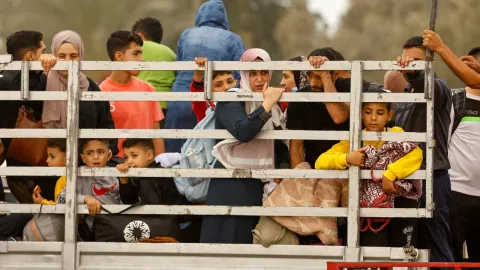 Katil İsrail'in soykırımı nedeniyle Gazze'de binlerce aile yerinden edilmenin ağır koşullarıyla mücadele ediyor