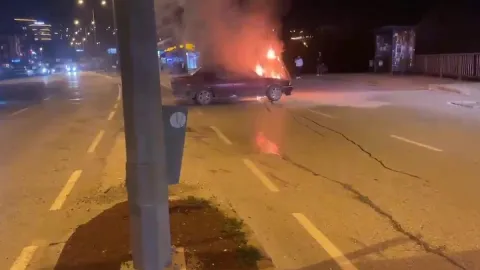 Kavşakta duran otomobili çalıştırmak istedi, motoru alev aldı