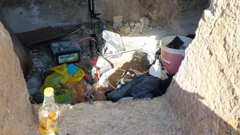 Kaya mezarında kaçak kazı yapan 5 şüpheli suçüstü yakalandı! Tarihi eserin tahrip edildiği belirlendi