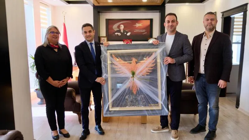 Kaymakam Murat'a Anlamlı Hediye; "Küllerinden Doğan Defne" Tablosu