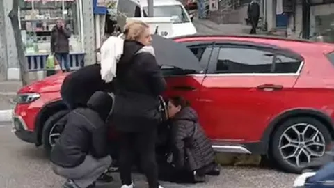 Kaza yerinde kalpleri ısıtan yardım: Anne ve kızına vatandaşlar şemsiye tuttu