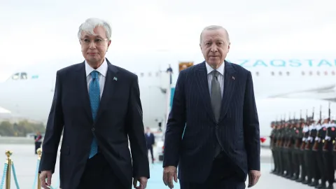 Kazakistan Cumhurbaşkanı Tokayev Ankara'da. Cumhurbaşkanı Erdoğan törenle karşıladı