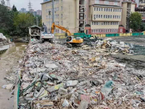 Ayazağa'da son durum. Binalar yıkıldı, enkaz kaldırılıyor - fotoğraf 1