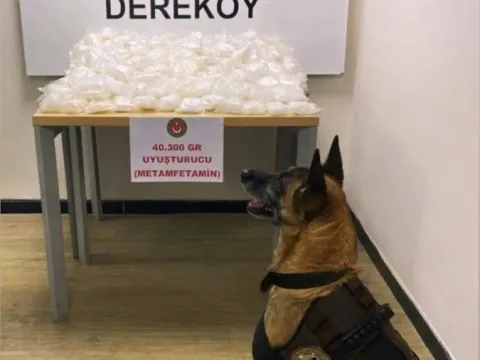 Otomobilin özel bölmesinden 40 kilo metamfetamin çıktı - fotoğraf 1