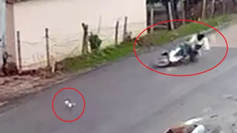 Kediye çarpmamak için direksiyonu kırdı: Motosiklet kazası kamerada