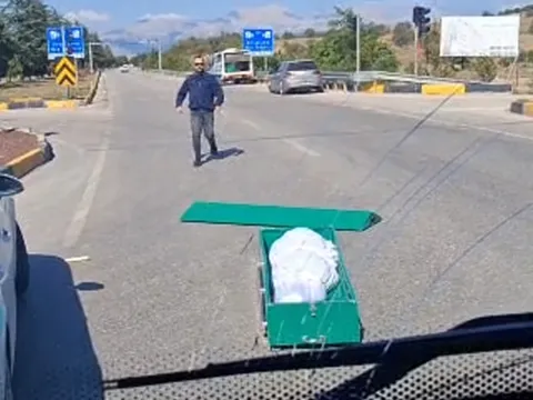 Seyir halindeki cenaze nakil aracının kapağı açıldı: Tabut yola düştü - fotoğraf 1