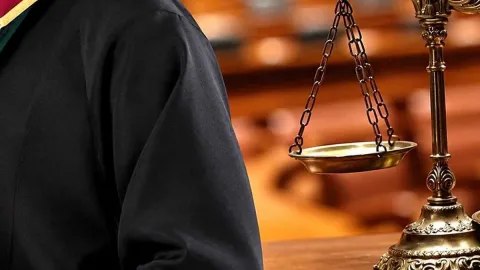Kelepçelenerek akıl hastanesine kapatılan ünlü avukat şimdi de 150 bin dolar topluyor