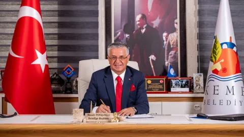 Kemer Belediye Başkanı Necati Topaloğlu ve 8 meclis üyesi CHP'den istifa etti