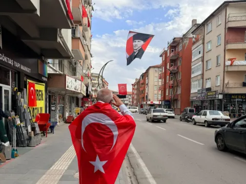 Belediyeden bayrak istediler, bir gecede bütün cadde bayraklarla donatıldı - fotoğraf 1