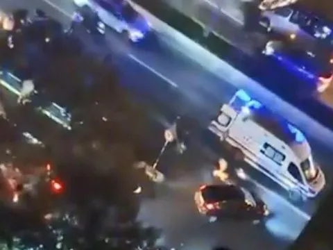 Yaya geçidinde ölüme düşüş! İstanbul'da motosiklet yere düşen adamın üzerinden geçti - fotoğraf 4