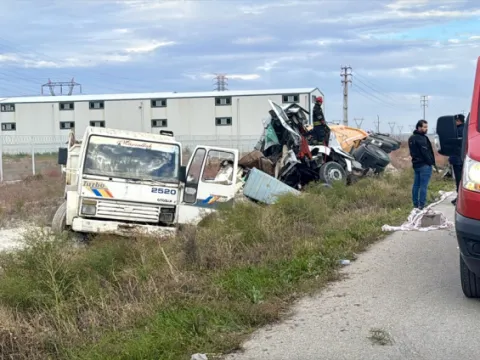 Tır kamyona arkadan çarptı: 1 can kaybı, 3 yaralı - fotoğraf 1