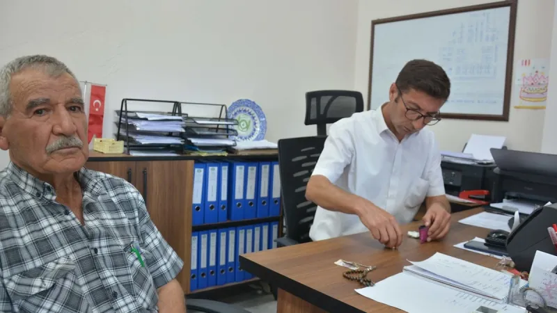 Kıbrıs gazisi bulduğu poşeti sahibine teslim etti