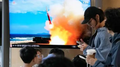 Kim Jong-un, hipersonik füze denemesini denetledi