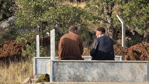 Kimseye yük olmamak için eşiyle kendisine mezar kazdırdı