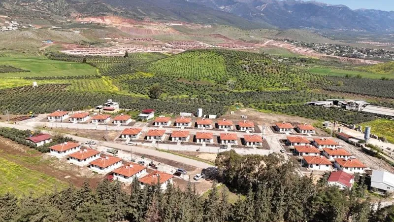 KIRIKHAN KARAMAĞARA’DA KÖY EVLERİ SAHİPLERİNE TESLİM EDİLDİ