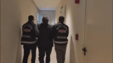 Kırmızı bültenle aranan dolandırıcı İstanbul'da yakalandı