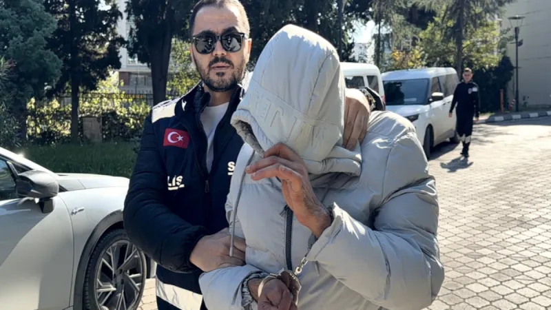 Kıskançlık krizine girip eşini bıçakladı