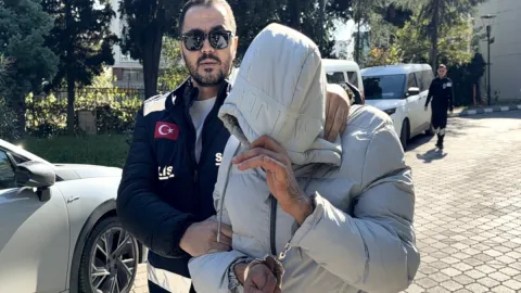 Kıskançlık krizine girip eşini bıçakladı