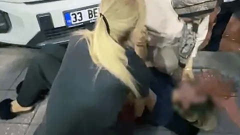 Kıskançlık krizine girip kaldırımda yürüyen karısını bıçakladı