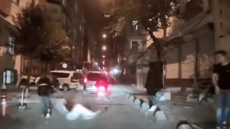 Kız arkadaşlar birbirine girdi: Arkadaşını saçından tutup metrelerce sürükledi!