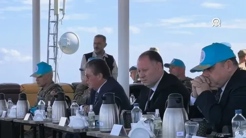 KKTC Başbakanı Üstel, tatbikatta "Bir gece ansızın gelebilirim" şarkısına eşlik etti