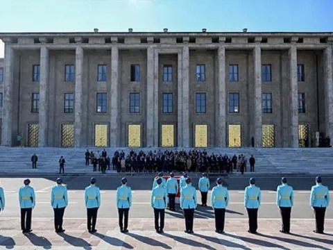 Cenazede dikkat çeken anlar... Özel ile Kılıçdaroğlu arasında soğuk tokalaşma - fotoğraf 4