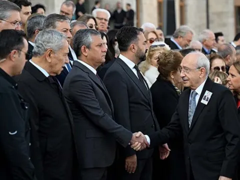 Cenazede dikkat çeken anlar... Özel ile Kılıçdaroğlu arasında soğuk tokalaşma - fotoğraf 5