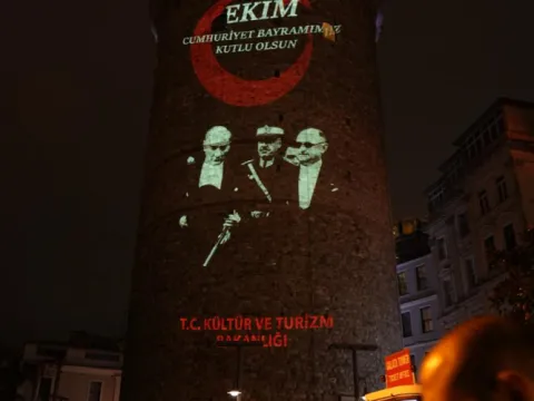 Galata Kulesi'nde 29 Ekim'e özel Atatürk gösterisi - fotoğraf 1