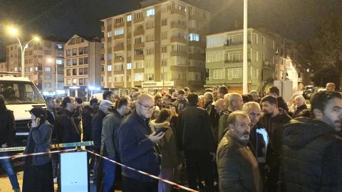 Kocaeli'de 7 katlı bina boşaltıldı. Kolonlarından ses geldi