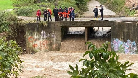 Kocaeli'de bir araç dereye düştü! Kayıp olduğu değerlendirilen kişi aranıyor