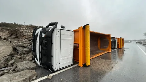 Kocaeli'de heyelan kamyonları devirdi