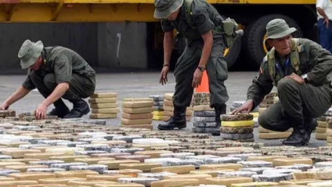 Kolombiya'da Cartagena Limanı'nda düzenlenen operasyonda 7,6 ton kokain ele geçirildi