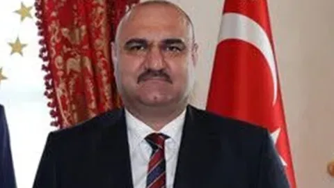 Komşu ülkedeki Türk validen büyük başarı: Devlet bakanı oldu