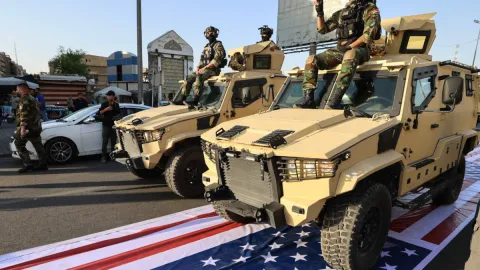 Komşunun başbakanı Amerikan ve İsrail bayrağı çiğnenince düğmeye bastı