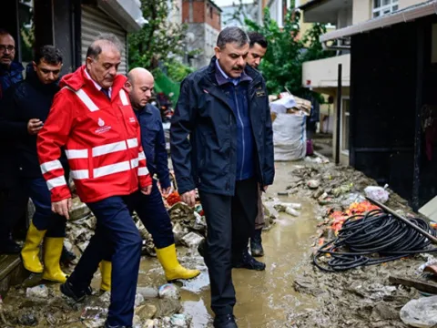 Bakan Kurum ve Bakan Çiftçi Ayazağa'da incelemelerde bulundu! 'Kayıp 4 vatandaş aranıyor! 60 bin personel sahada' - fotoğraf 5