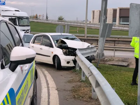 Bariyerlere çarpan otomobilin sürücüsü yaralandı - fotoğraf 2